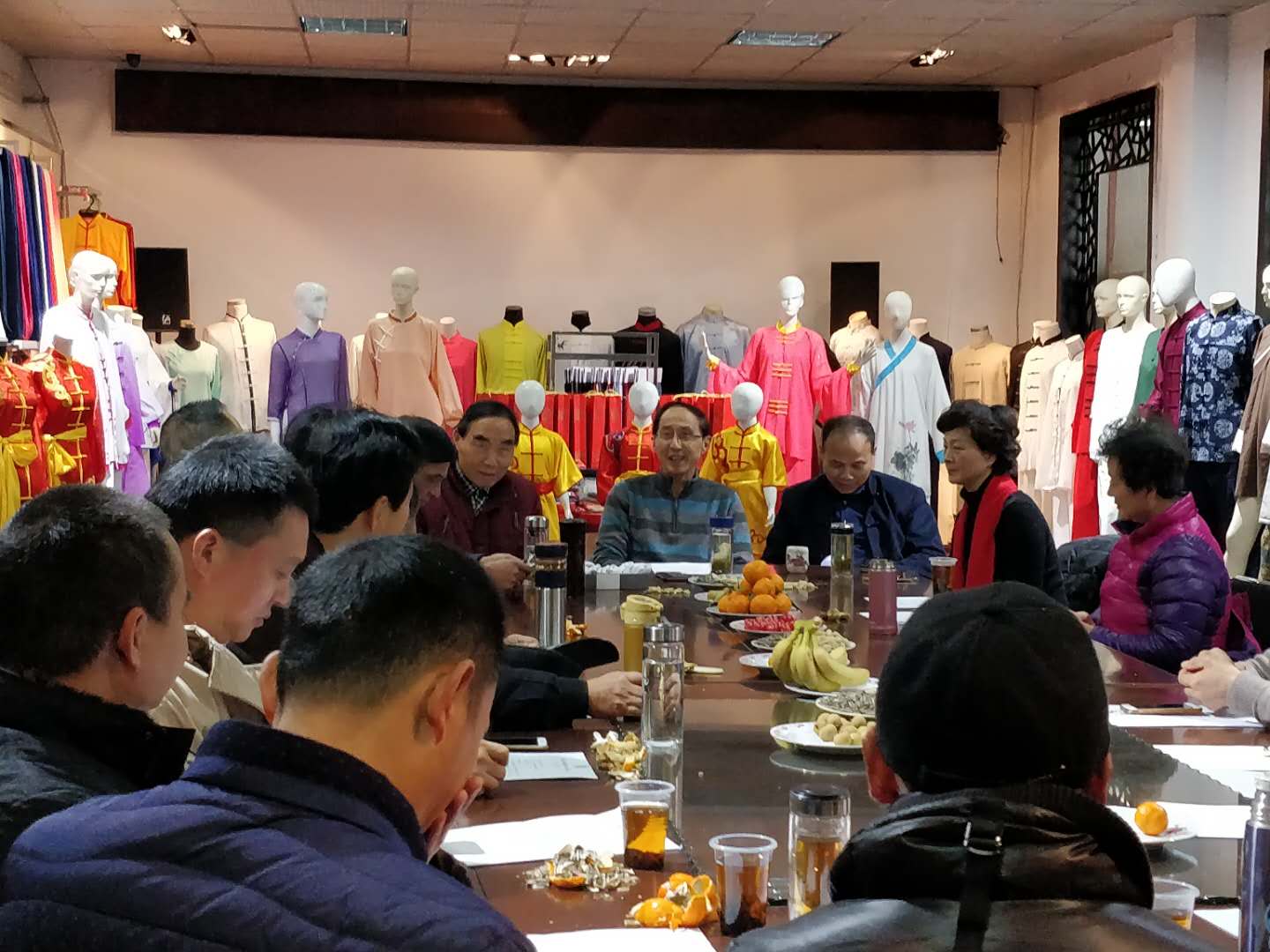 吳中區(qū)武協(xié)在保圣服飾召開(kāi)常委會(huì)
